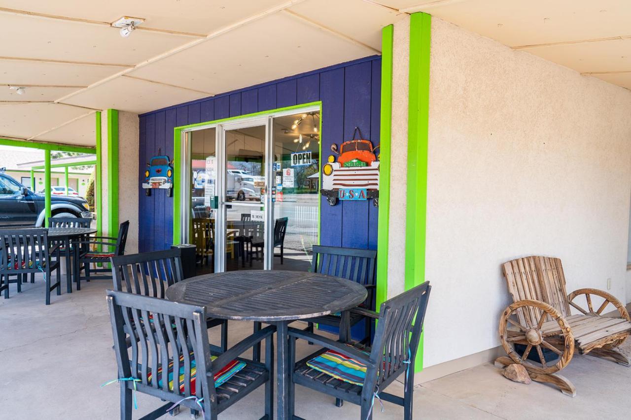 The Atomic Blue Motor-Inn Monticello Exterior photo